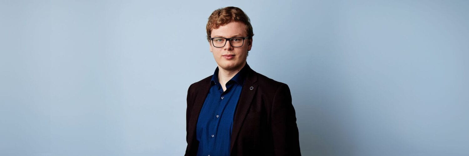 Example of a light blue background used in studio photoshoots. All headshots are by Photoform*.